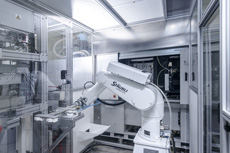 RX160 ve TX90 robotları ile enjeksiyon kalıbı parçalarının yükleme ve boşaltma uygulaması