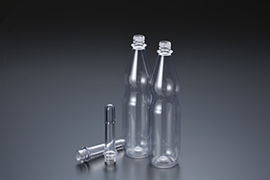 Drinktec 2022’de sergilenecek olan geri dönüşlü & yeniden doldurulabilir PET şişeler. Bu görselde şişeler preformları ile birlikte sergilenmiştir. 